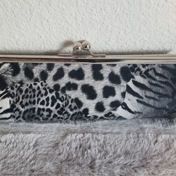 Dark Grey Leopard Fashion Clutch Purses w/ Ch… - Picture 2 of 3